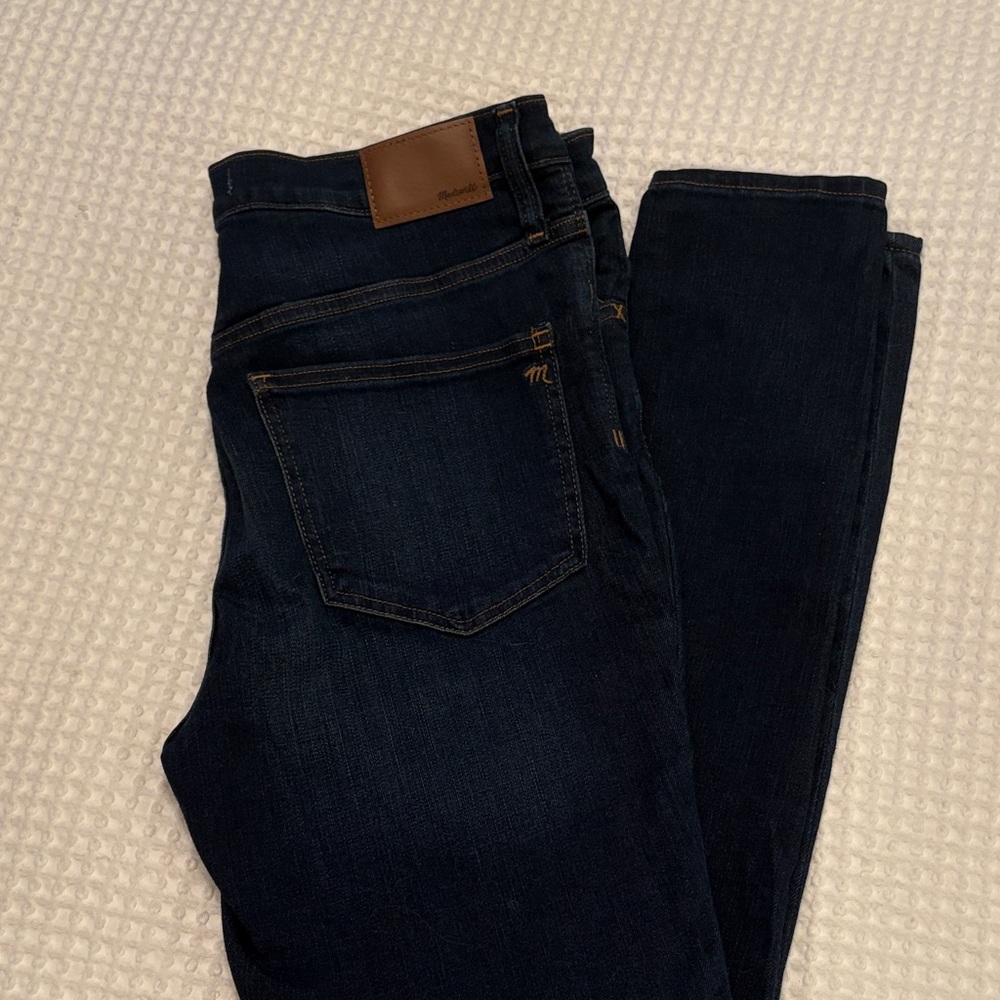NWT Madewell dark blue, mid rise, skinny jeans.